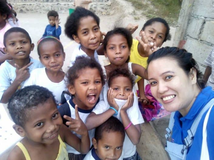 MyOutDesk volunteer taking a selfie with Aeta children during the community outreach
